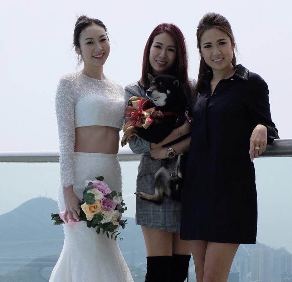 香港著名女星逆境下开奶茶店,亲自制作饮品,冒雨派发传单做宣传