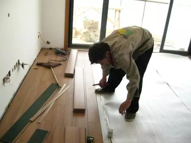 铺设木地板要找平,铺设木地板前的基层处理