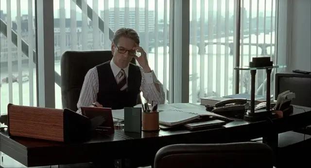 他是《洛丽塔》男主,畸形恋专业户,也是禁欲系不老男神