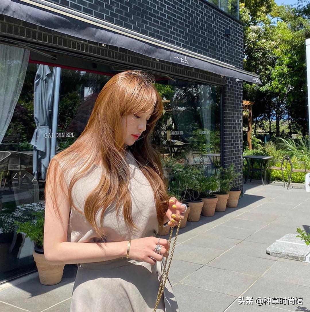 别再烫羊毛卷了！今夏“奶茶发”火了，超洋气