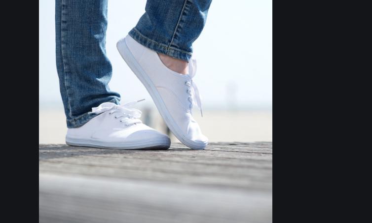 怎样清洗发黄的鞋子才洗得干净,帆布白色鞋子发黄怎么清洗