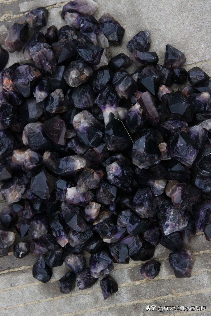 摸黑赶水晶原料交易早市去晚一晚人影都找着了