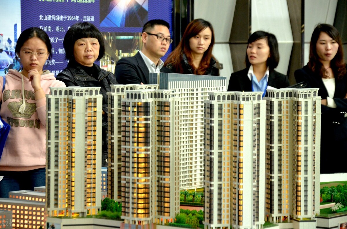 今天的你爱答不理明天我还来找你,今天的你爱理不理明天你高攀不起