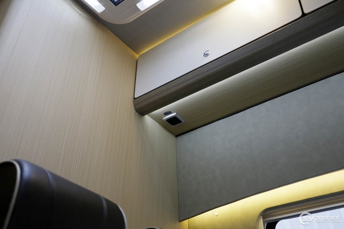 25万大通v90七座,大通v90自动挡5.95米长轴高顶房车