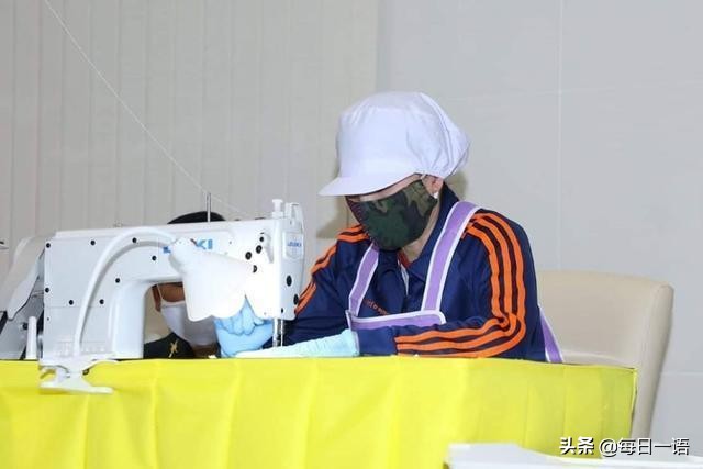 花心泰王也温柔?结婚周年陪王后穿情侣装,满脸宠溺给娇妻打下手