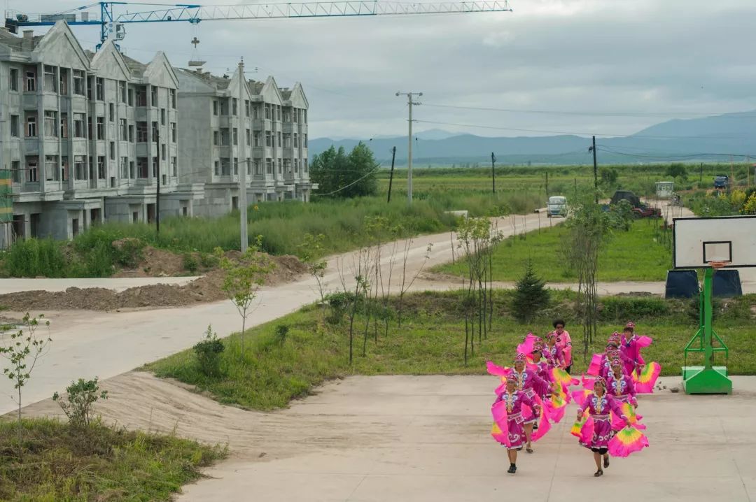 孩子坐绿皮火车看人世百态,绿皮火车才能反映生活百态