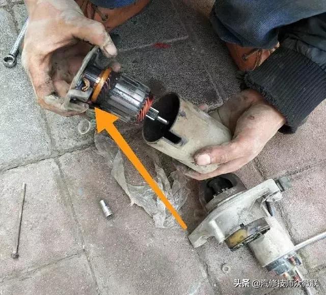 10万公里的比亚迪拧钥匙没反应，满头大汗的车主把车推到修理厂