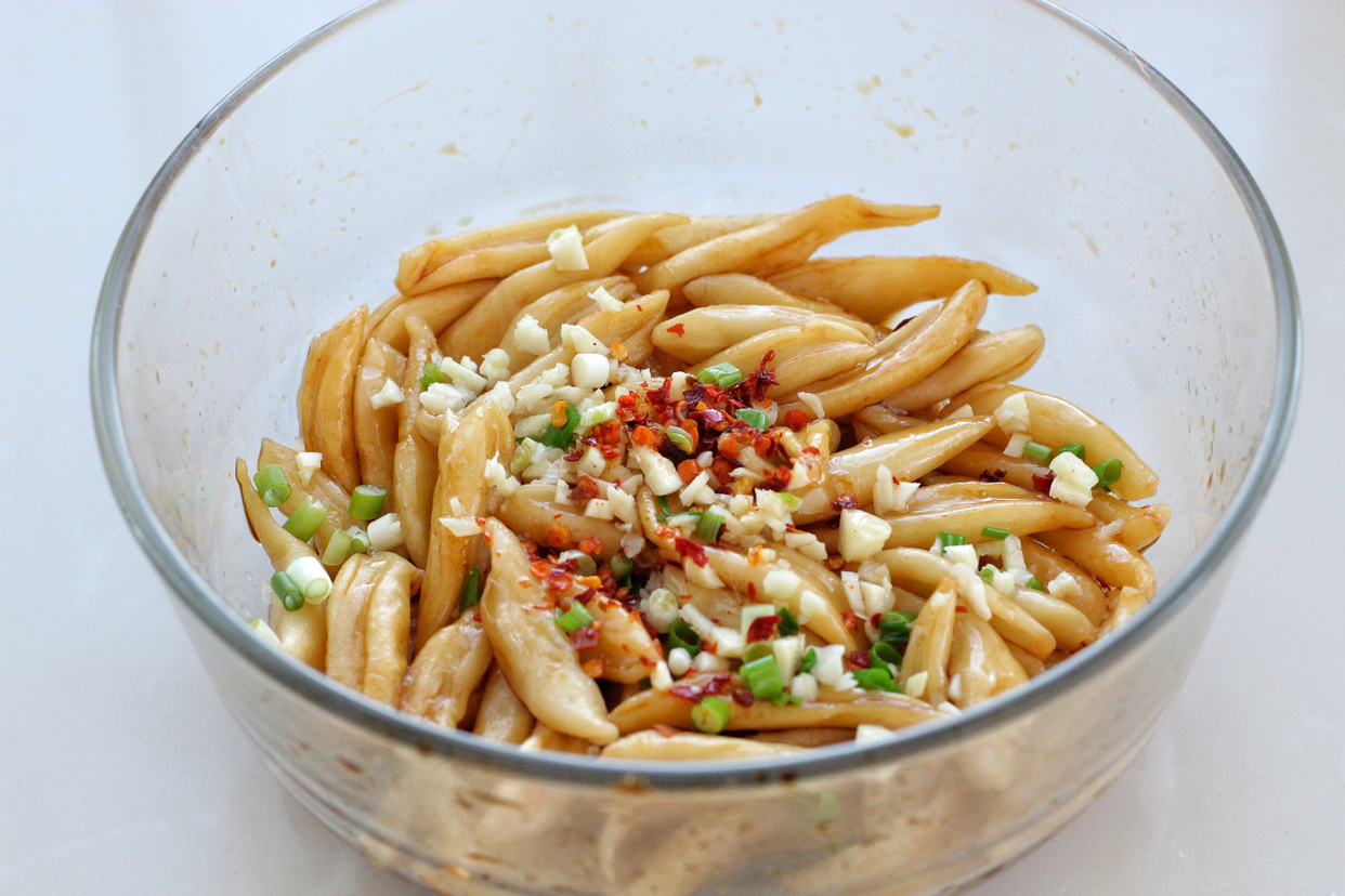 用面粉做面条面团软一点还是硬,面粉揉不成团很粘能发酵吗