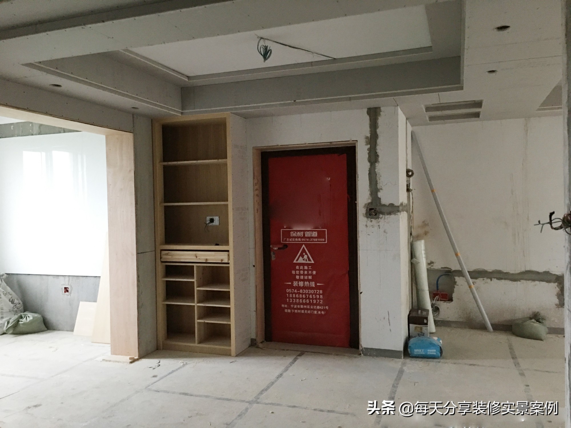 一进门就是餐厅和客厅鞋柜装修图,进门餐厅客厅鞋柜隔离柜一体设计