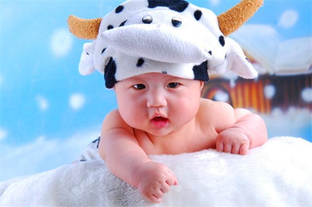 新生儿十五天肚子鼓鼓是什么原因,新生儿出生后肚子发硬怎么回事