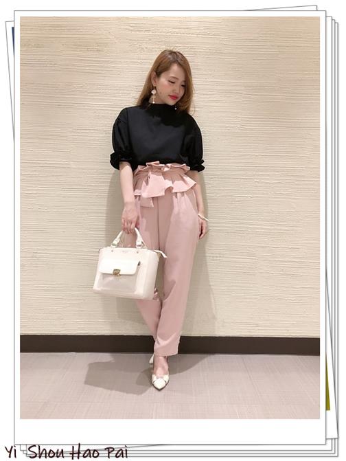 粉红色裤子搭配什么颜色上衣好看,粉红色裤子配什么上衣好看