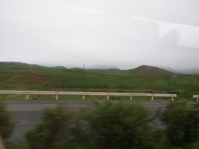 中朝边境朝鲜人看中国风景视频,朝鲜平壤最宽高速公路