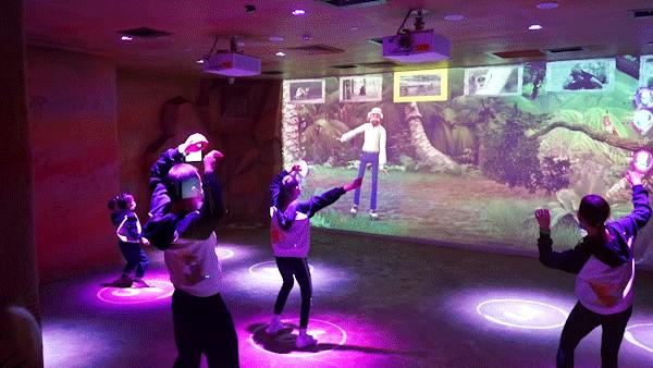 日夜不同科技感,春节潮玩创新方