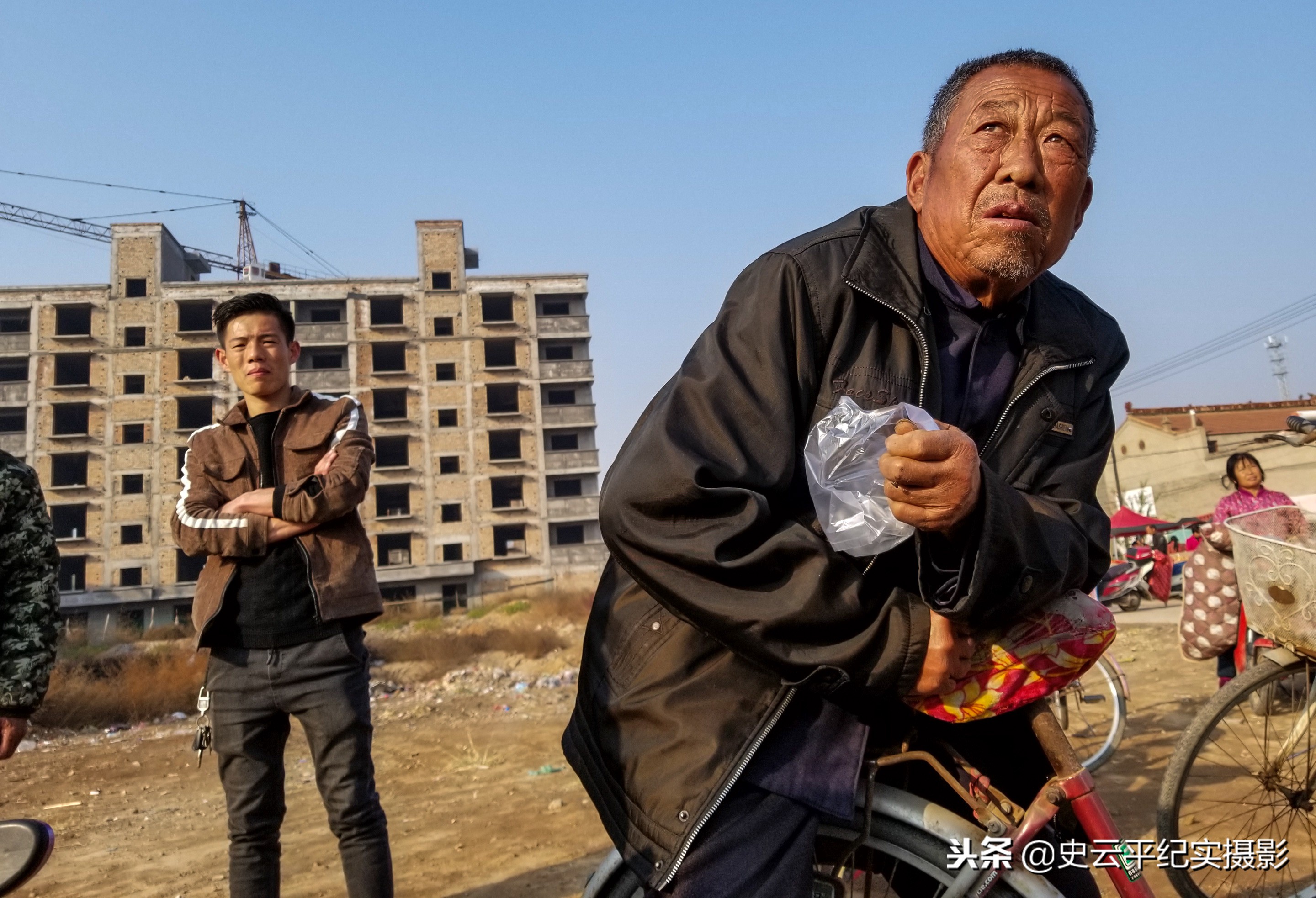 走过路过不容错过，农村庙会上买一送一，神奇的腰带能治啥病