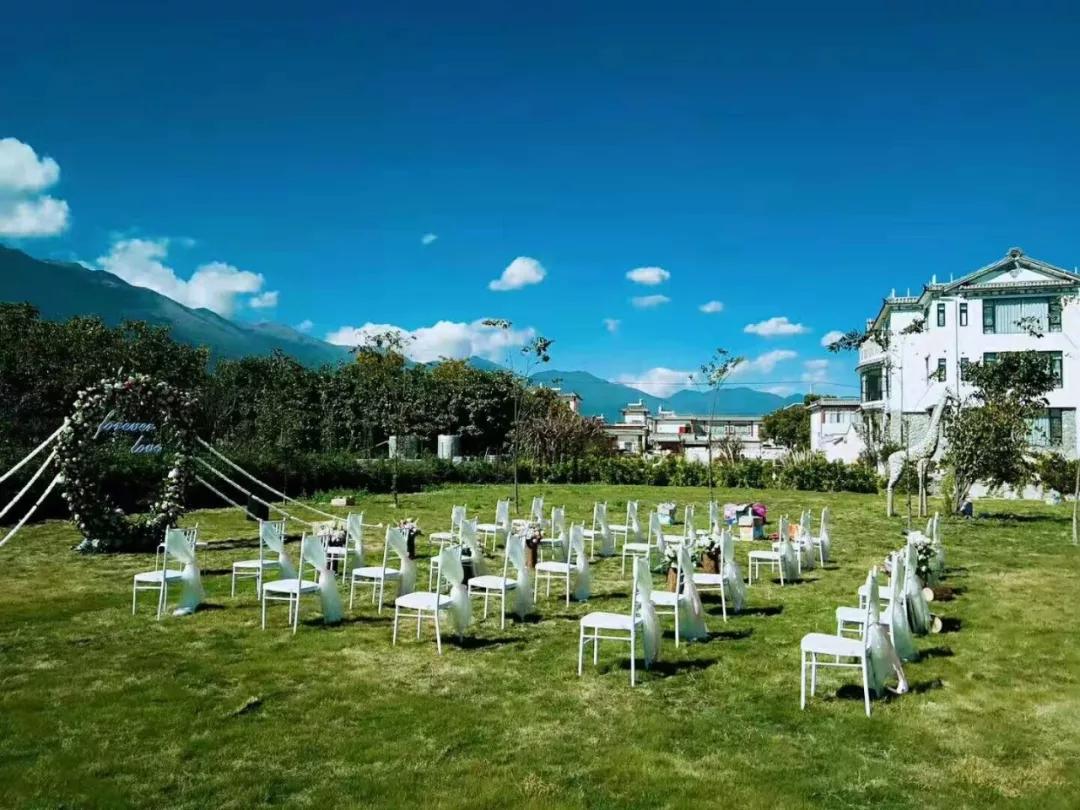 他建了一个3000㎡的浪漫花园，情侣不远千里只为一场草坪婚礼