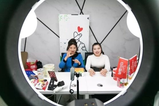 不能开口说话的女主播,直播间不说话的女人