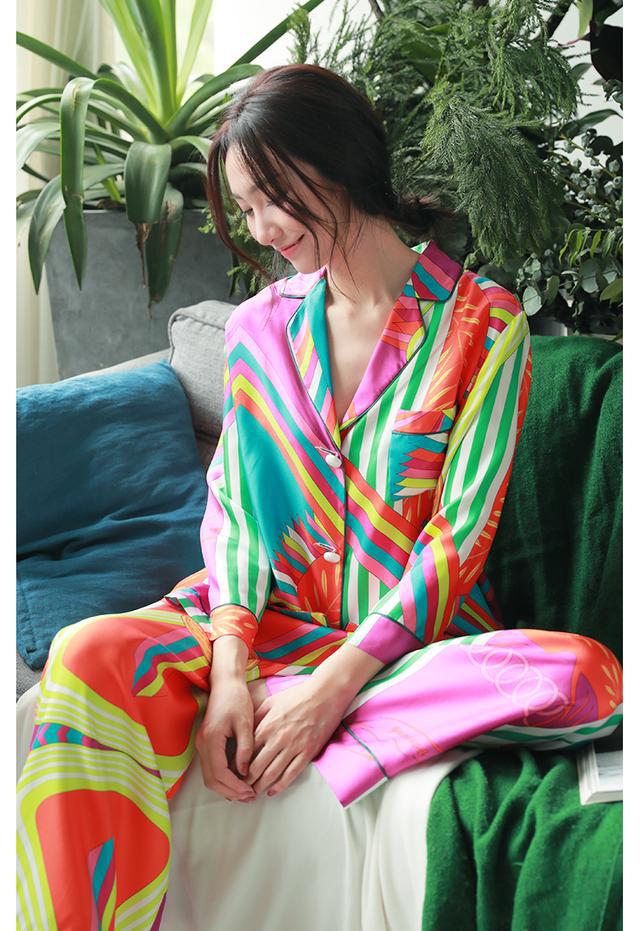 吴昕穿睡衣现身机场,吴昕油光满面现身机场似油腻少女