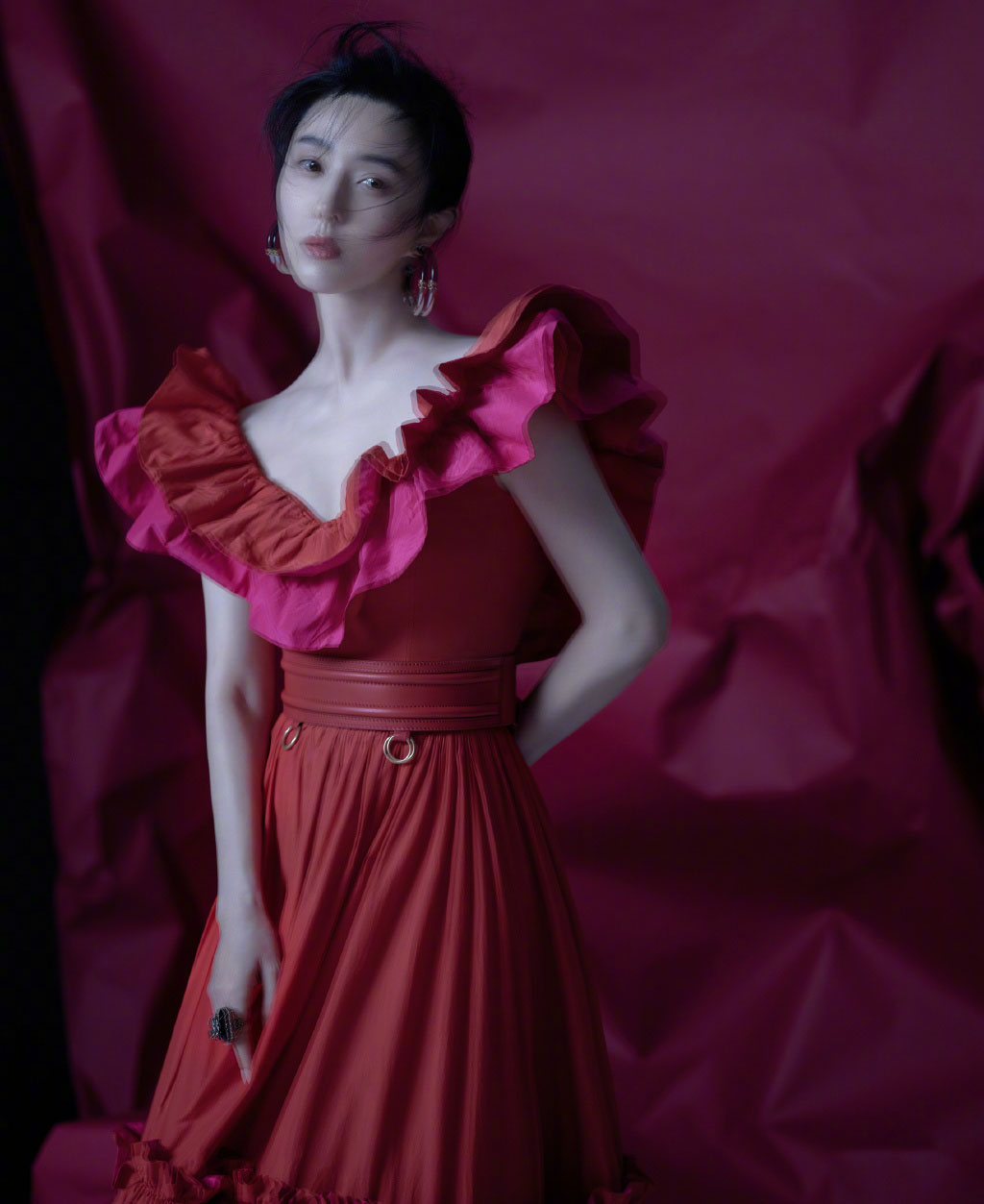 范冰冰穿深蓝牛仔裤 (范冰冰身穿牛仔裤)