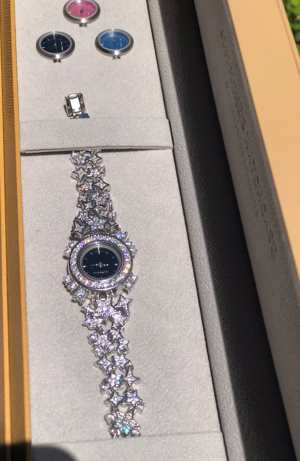 社交场合手镯的佩戴,社交场合怎么戴珠宝