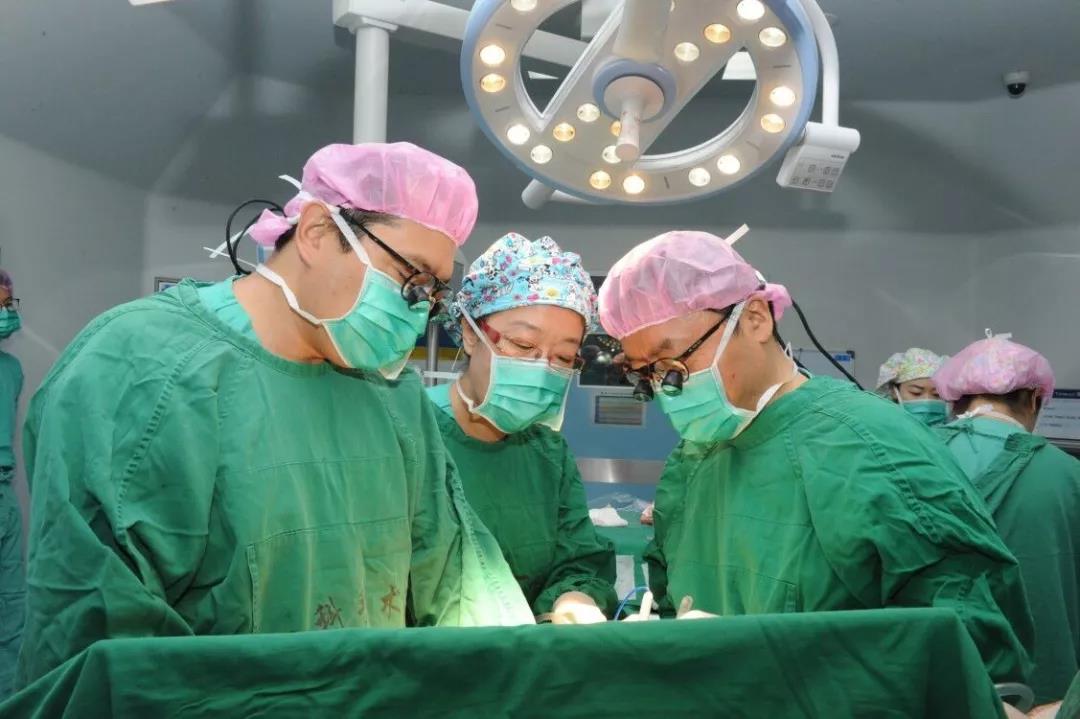 父亲捐肝救女,新医大一附院多学科联合开展活体肝移植术