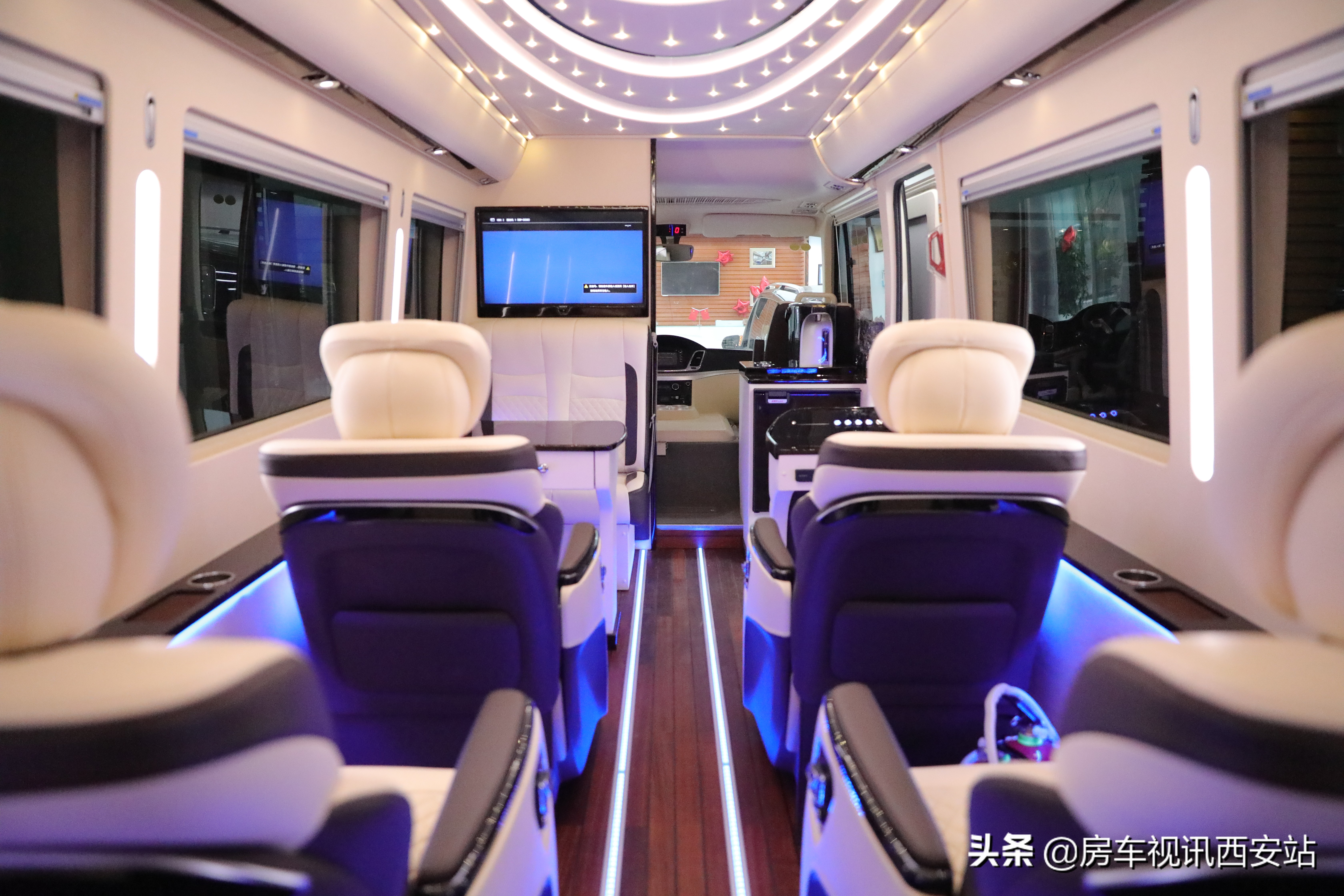 丰田考斯特vs宇通t7哪个安全性高,宇通t717座对比考斯特17座