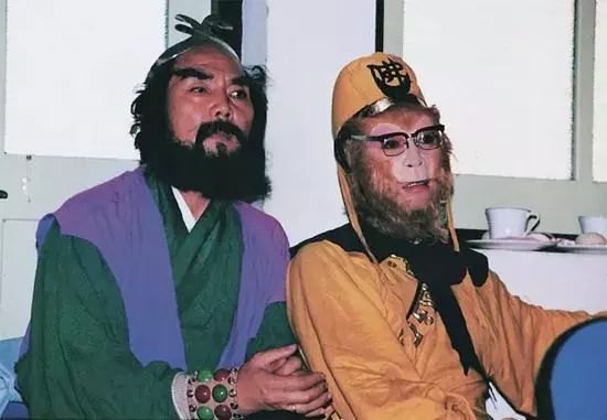 戚薇老态尽显,戚薇和关晓彤站在一起