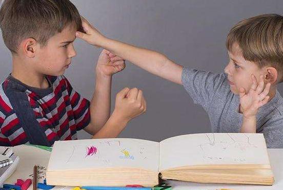 如何应对孩子在学校被打,当孩子在学校被打了怎么办