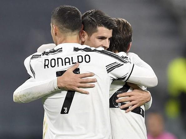 c罗这一球是不是帅飞了,c罗停球转身一个长传球技秀起来