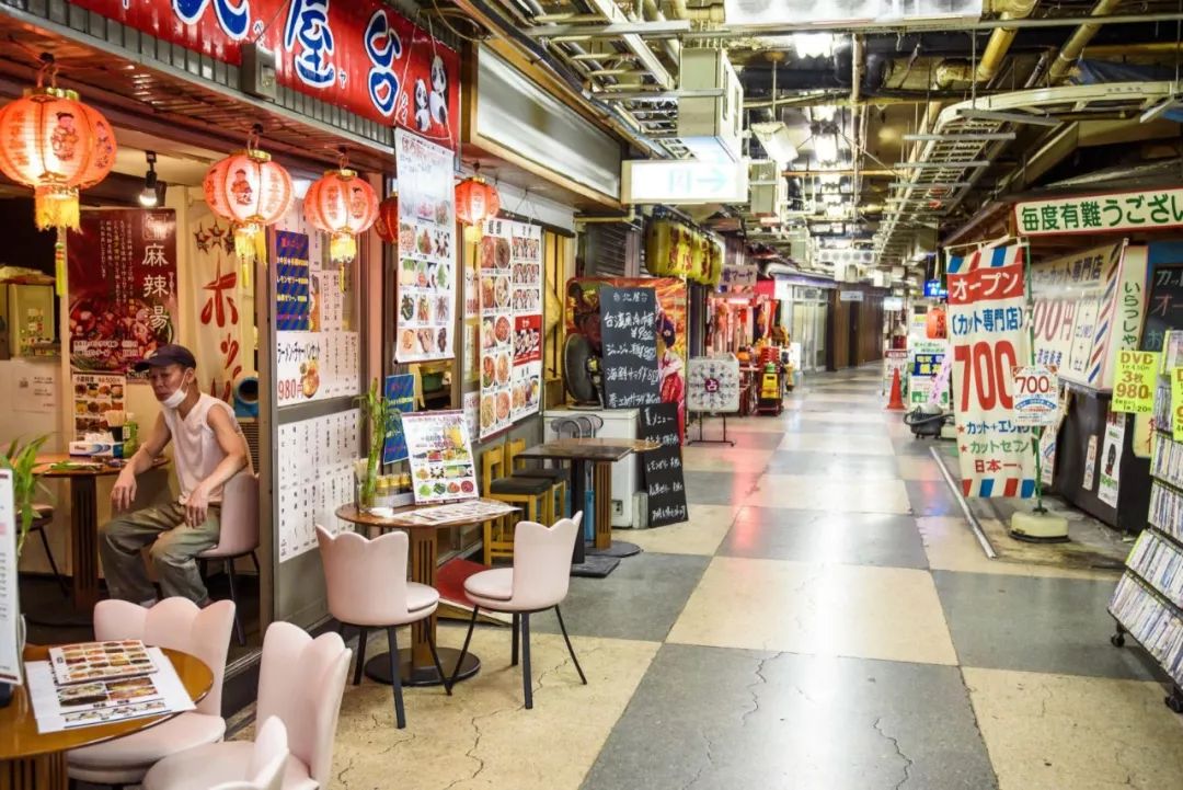 游客都去逛百货商店了，日本人自己去了这里