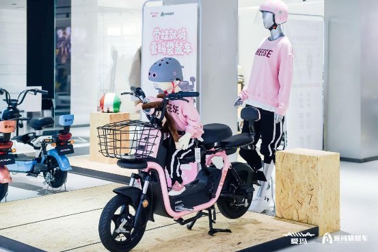 解决宝妈烦恼的通勤车,爱玛亲子袋鼠车图片