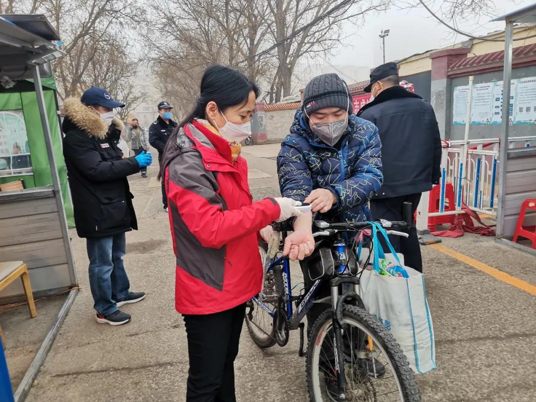 致敬巾帼战疫英雄,致敬坚守一线的巾帼英雄