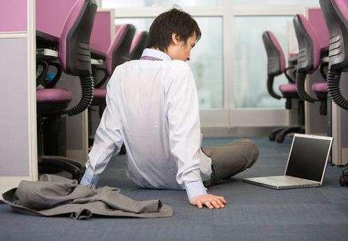 职场里被孤立最好的解决办法,职场冷暴力被排挤被孤立被边缘化