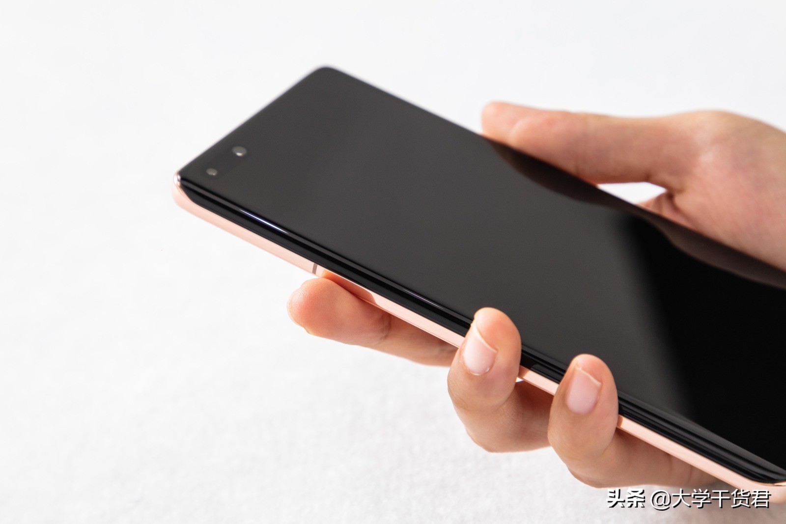 为什么p40没有采用曲面屏设计,p40挖孔屏丑吗