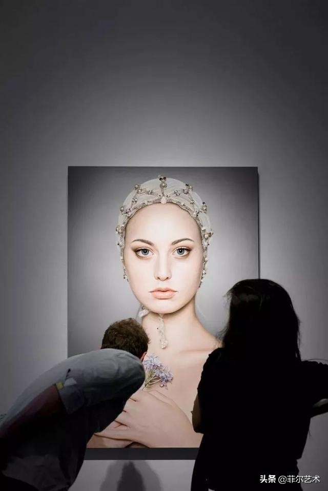 美女画家画美女，怎么看怎么美，看着她的画呼吸都要停滞了