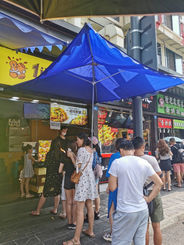 晚上成都建设路小吃一条街实拍,成都东郊记忆与建设巷小吃街远吗