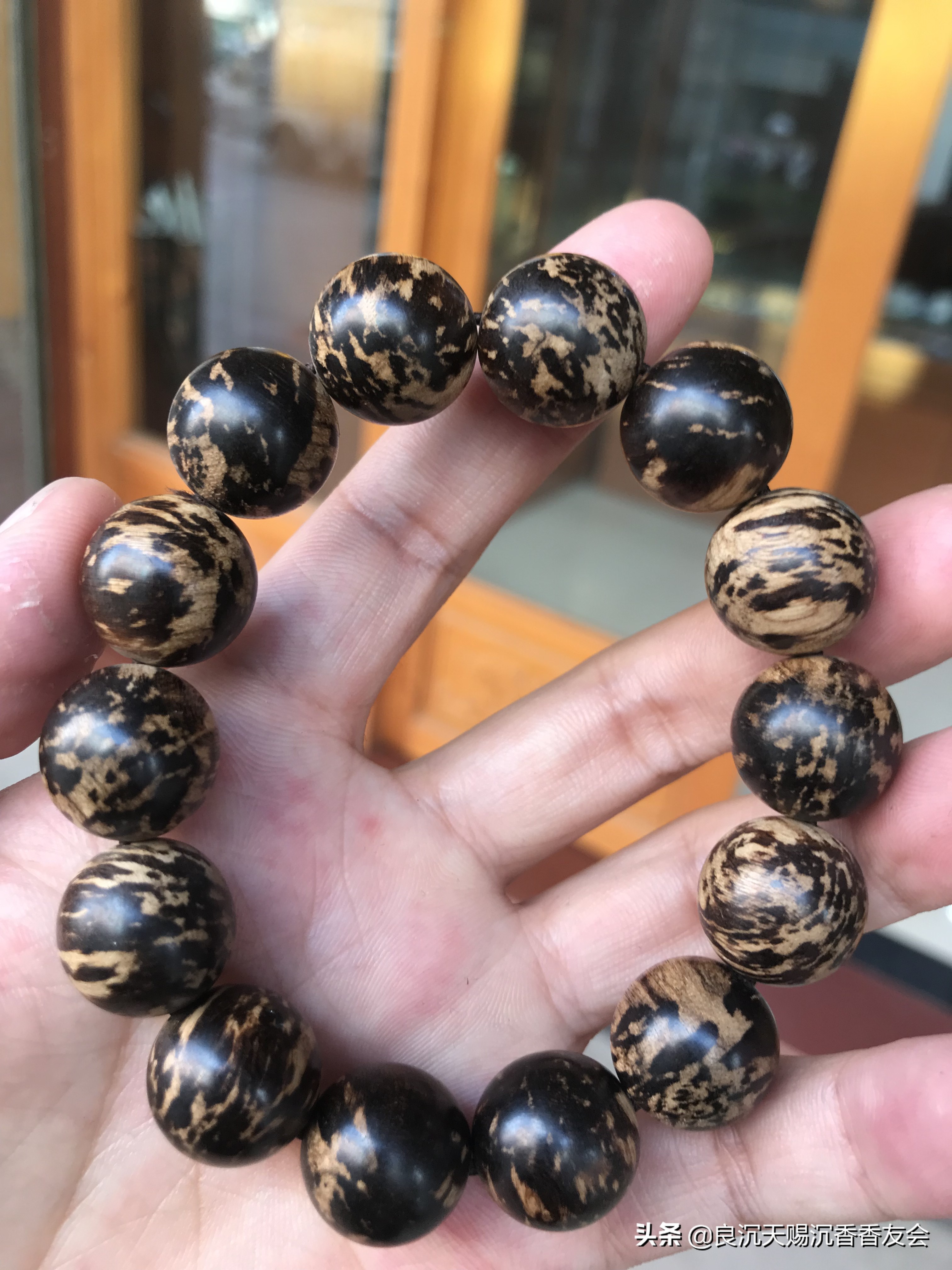 沉香的纹理鉴别方法,怎么通过沉香的味道辨别真假