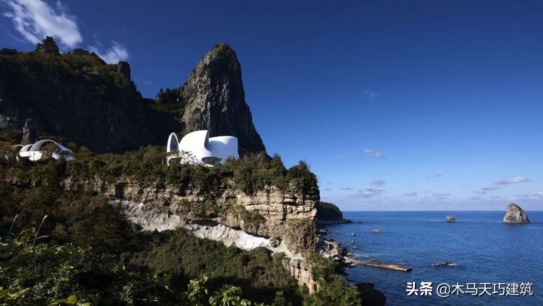 设计一个具有地域文化特色的酒店,10间小型酒店设计