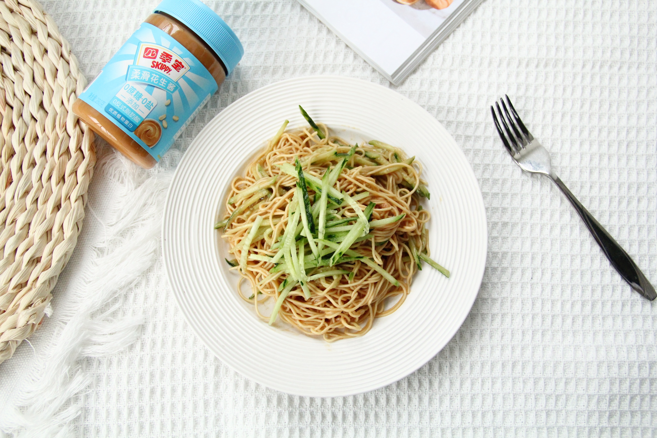 天热不爱吃饭吃什么好,夏季必吃这碗芝麻酱凉拌面