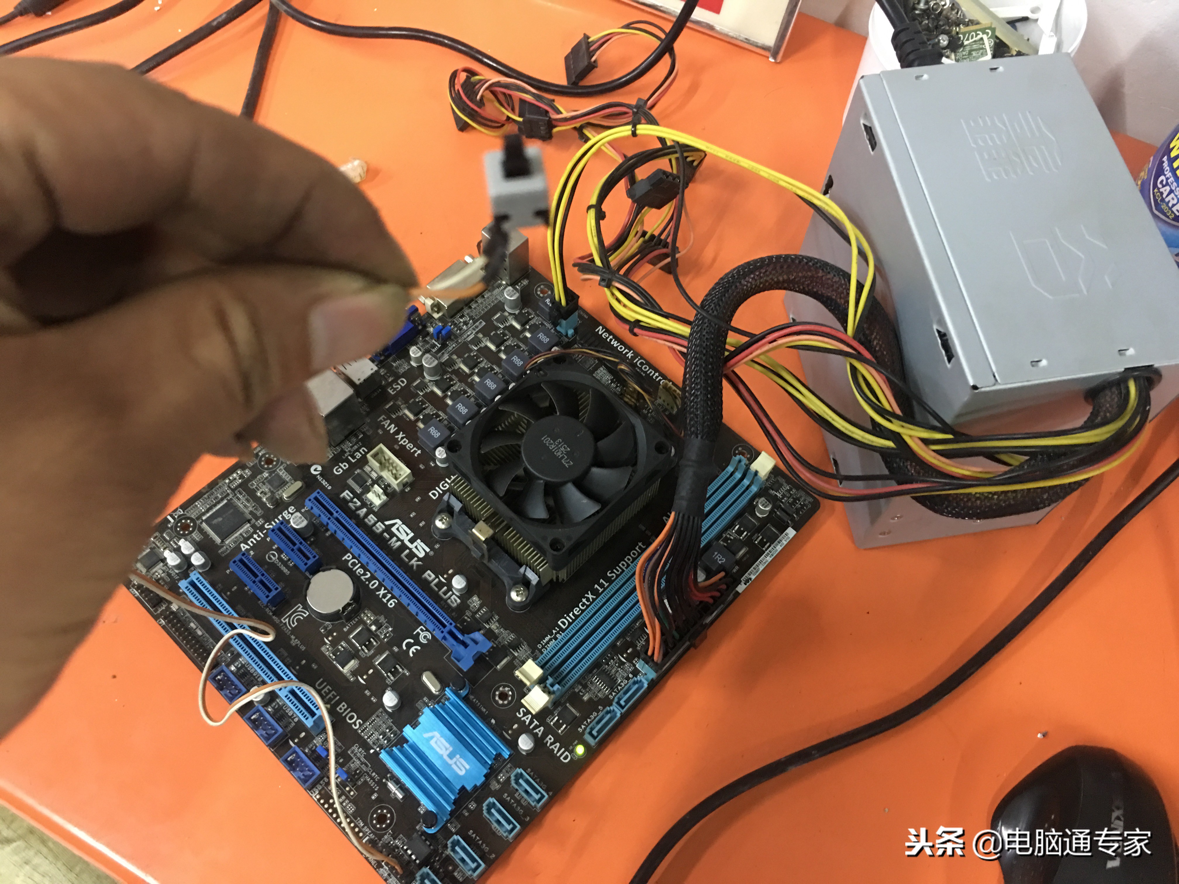 电脑主机按键坏了怎么开机,电脑机箱开关机键坏了怎么接图解