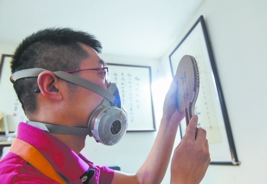 高管弃百万年薪成都开工作室定制乒乓球拍吸引国外客户