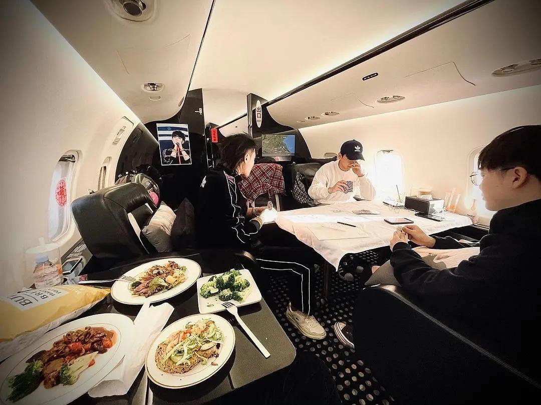 黄子韬高调晒私人飞机事件,黄子韬私人飞机图片