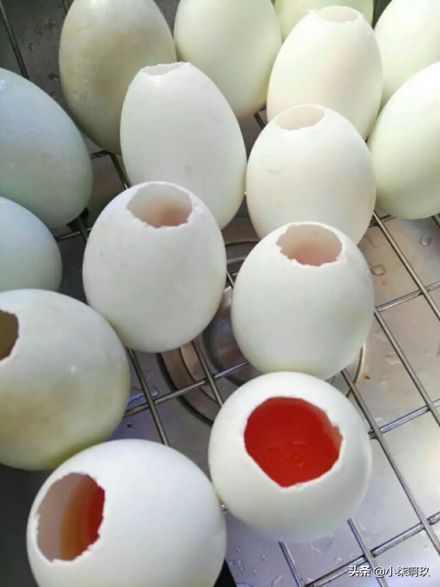 糯米加鸡蛋,微商卖八元一个,在家也能做,操作简单吃五个不过瘾