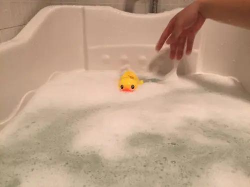 孩子不洗澡懒怎么教育,孩子不爱洗澡怎么整治她