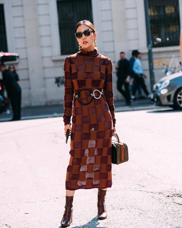 什么颜色显白适合黄黑皮肤衣服,最流行的衣服颜色显肤色白