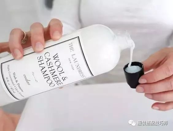 高领毛衣领口松垮怎么翻领好看,针织衣领松垮怎么缩小领口