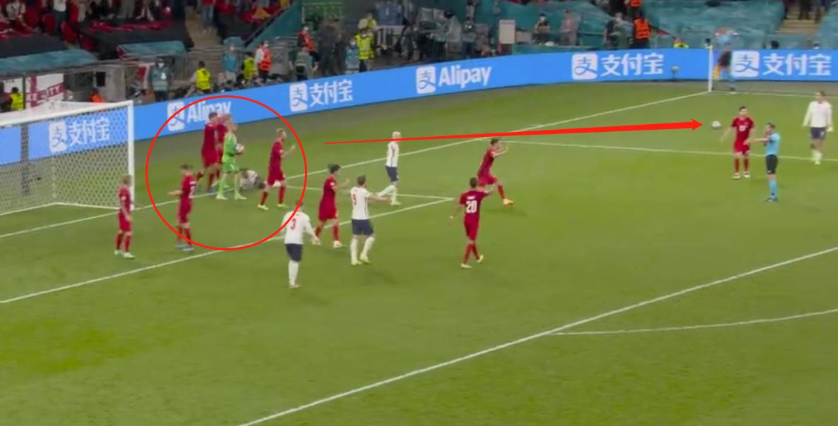 斯特林造点前球场内有2球,斯特林失误盘点