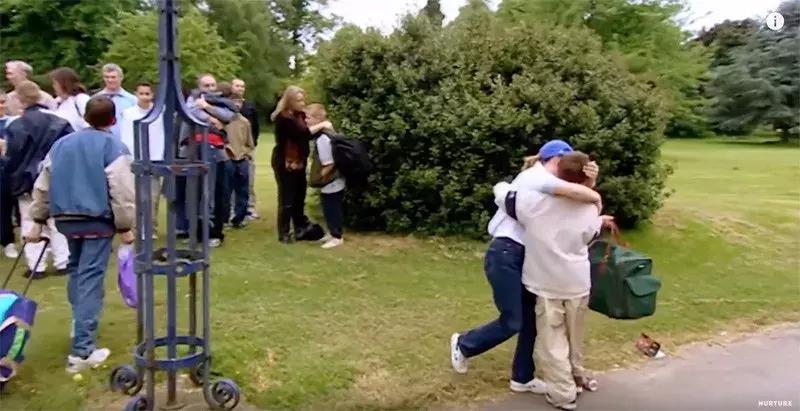 没有大人管的小孩子,没有大人管的孩子