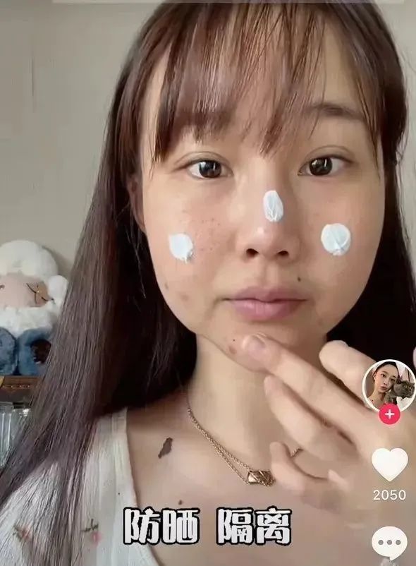 “佛媛”炫富摆拍，露大腿逛寺庙，袈裟也藏不住狐狸的尾巴