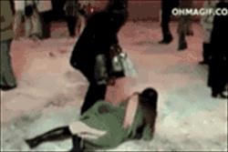 雪后驾车遇到打滑怎么打方向,雨雪天气开车打滑怎么自救