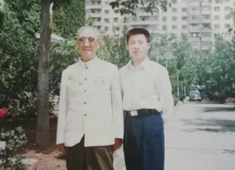 开国军人拜访老战友,司令员看望老兵敬礼视频